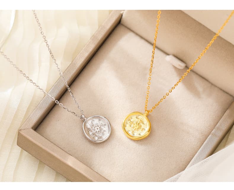金 ネックレス 星座模様の円形メダルネックレス