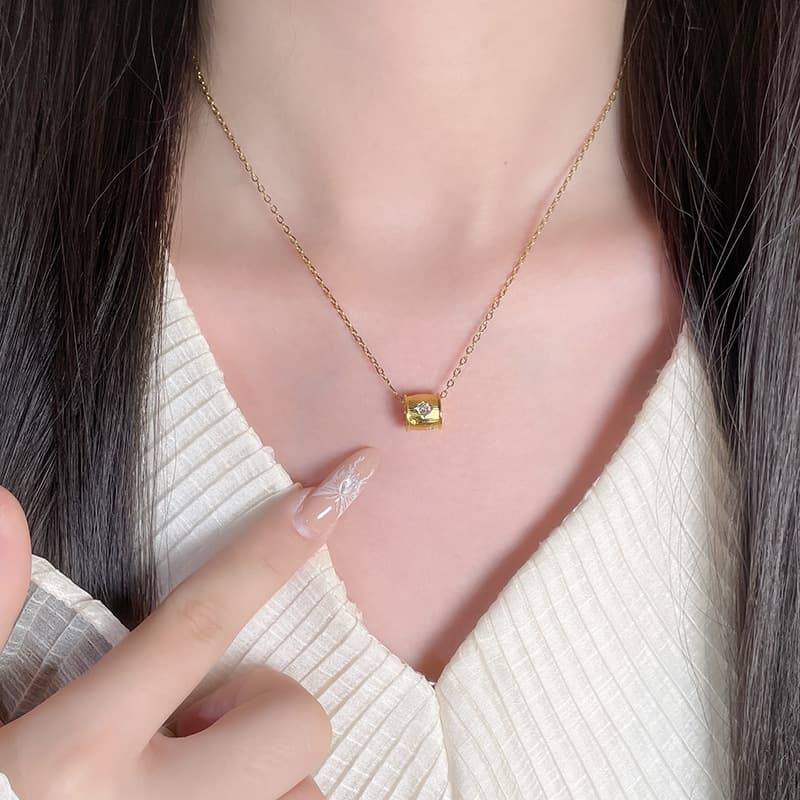 ゴールドアクセサリー 小粒なめらかラインストーン入りバーネックレス