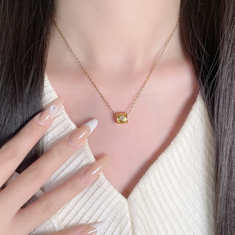ゴールドアクセサリー 小粒なめらかラインストーン入りバーネックレス