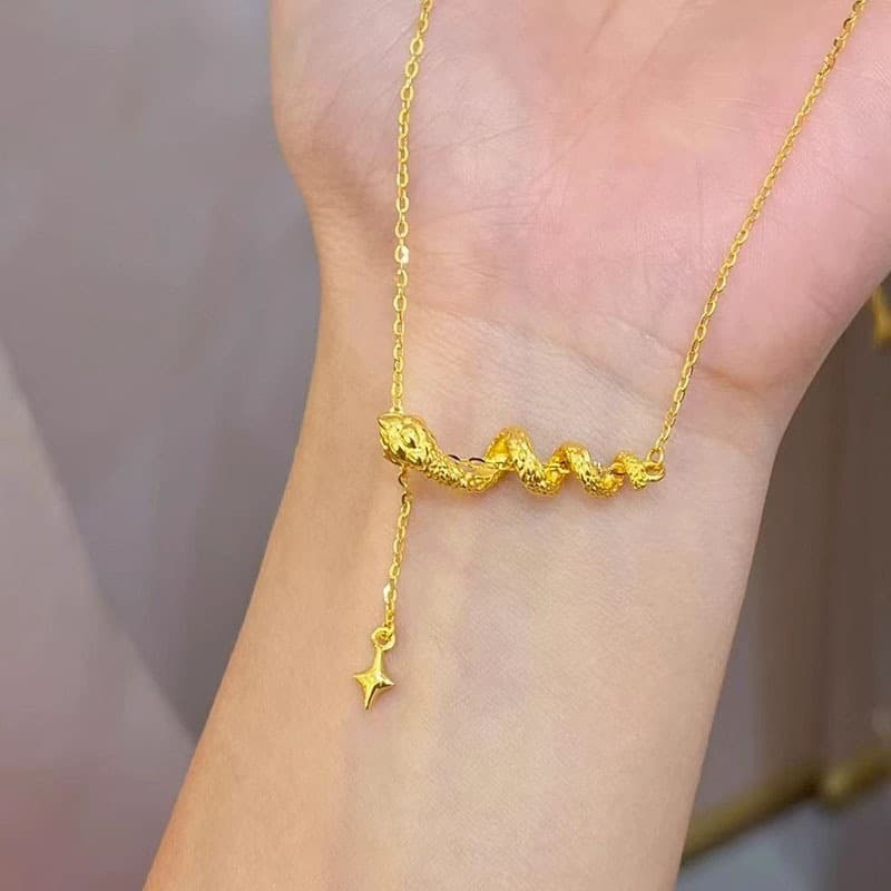 ゴールドアクセサリー うねる蛇と星のしずくネックレス