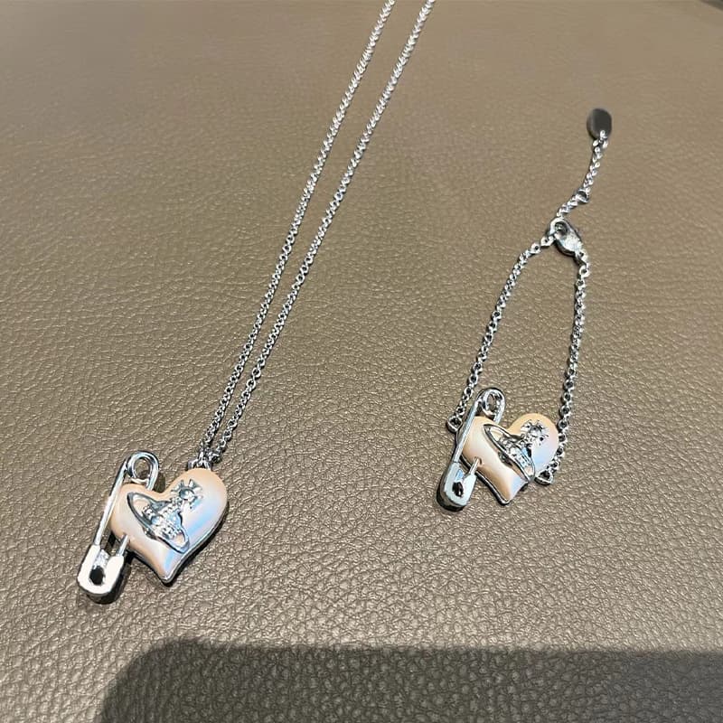 ゴールドアクセサリー ハートと留め金のペンダントネックレス