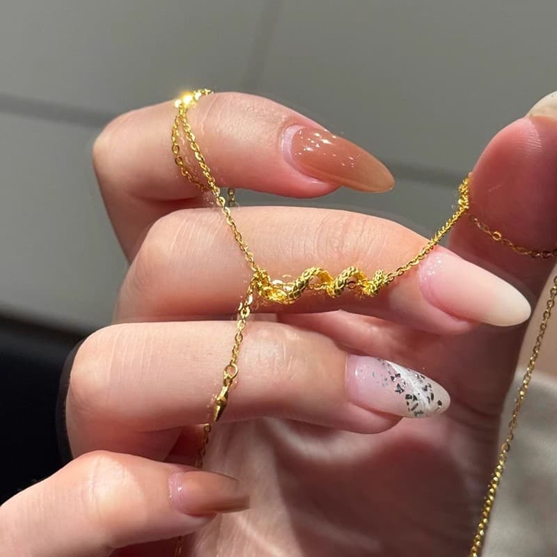 ゴールドアクセサリー うねる蛇と星のしずくネックレス