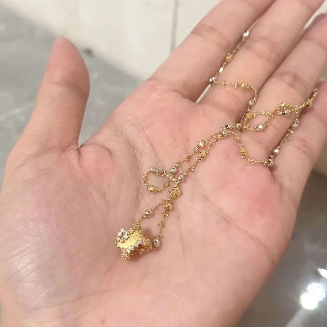 ゴールドネックレス 華やかな小粒宝石連なるペンダントネックレス