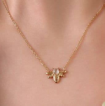 金 ネックレス 蜂モチーフ真珠付き繊細チェーンネックレス
