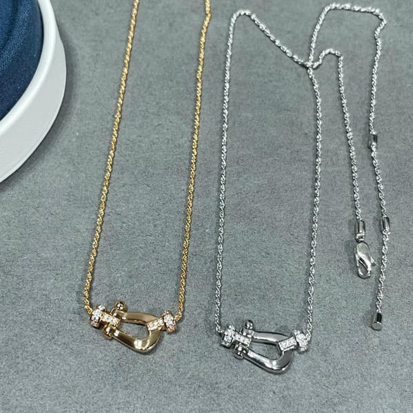 ゴールドネックレス クリスタル馬具モチーフネックレス