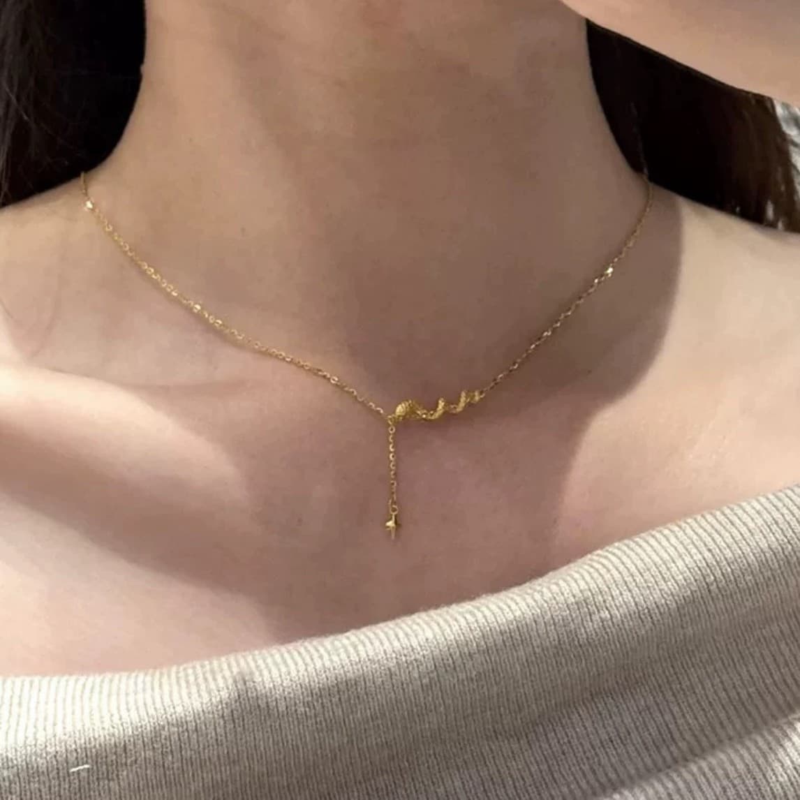 ゴールドアクセサリー 蛇モチーフ ドロップネックレス
