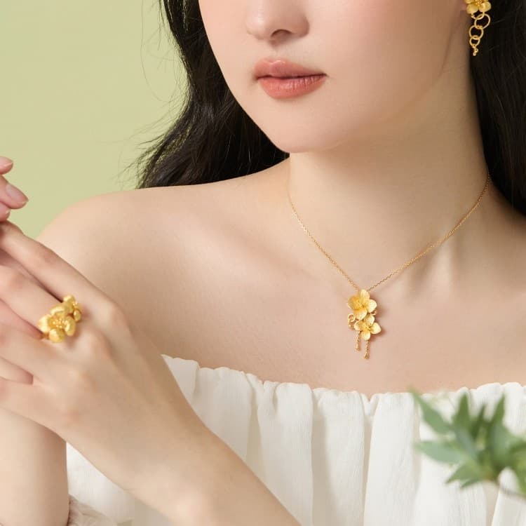 ゴールドアクセサリー 優美な二輪花モチーフネックレス