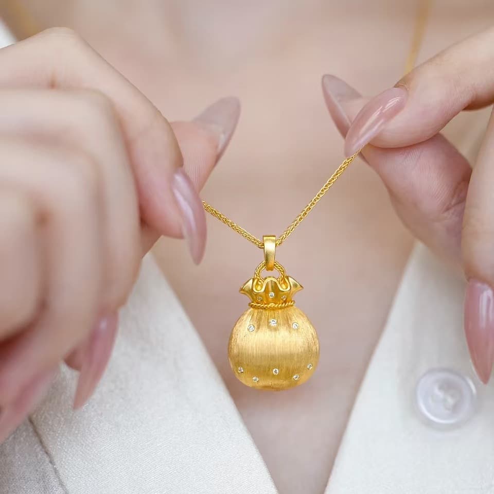 ゴールドアクセサリー 小粒ダイヤモンド付き巾着モチーフネックレス