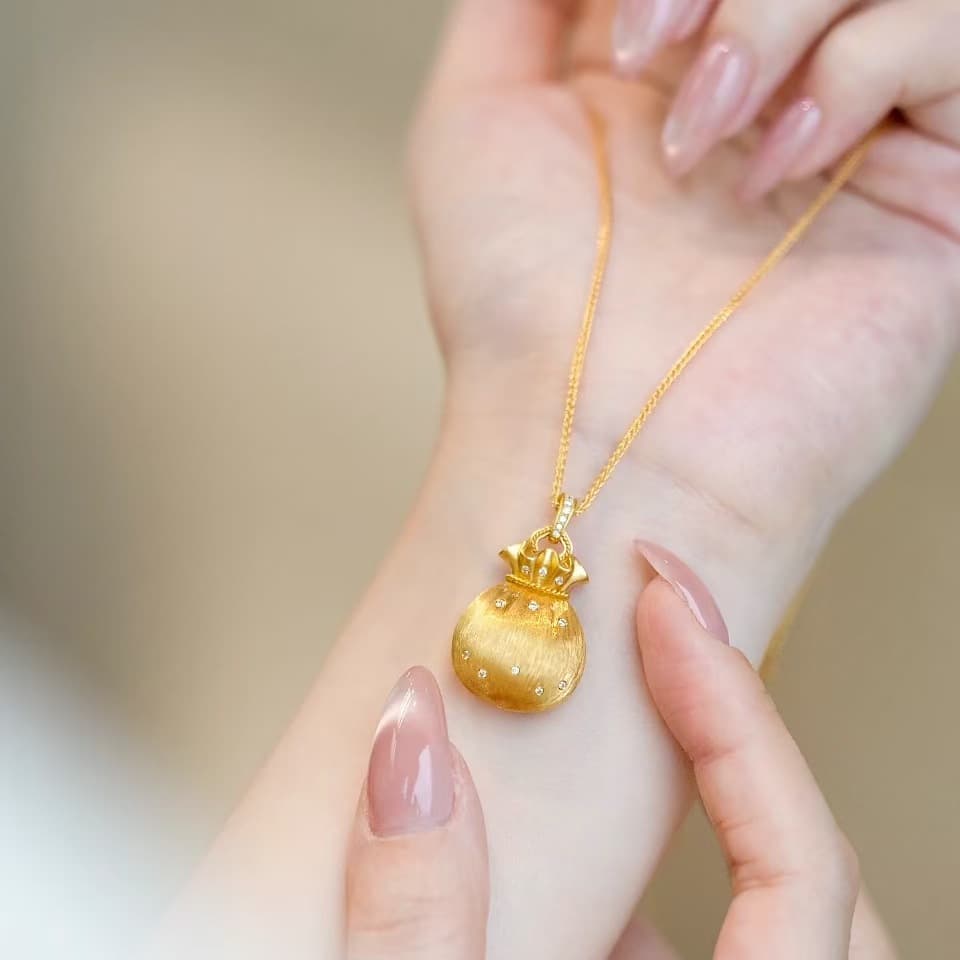 ゴールドアクセサリー 小粒ダイヤモンド付き巾着モチーフネックレス