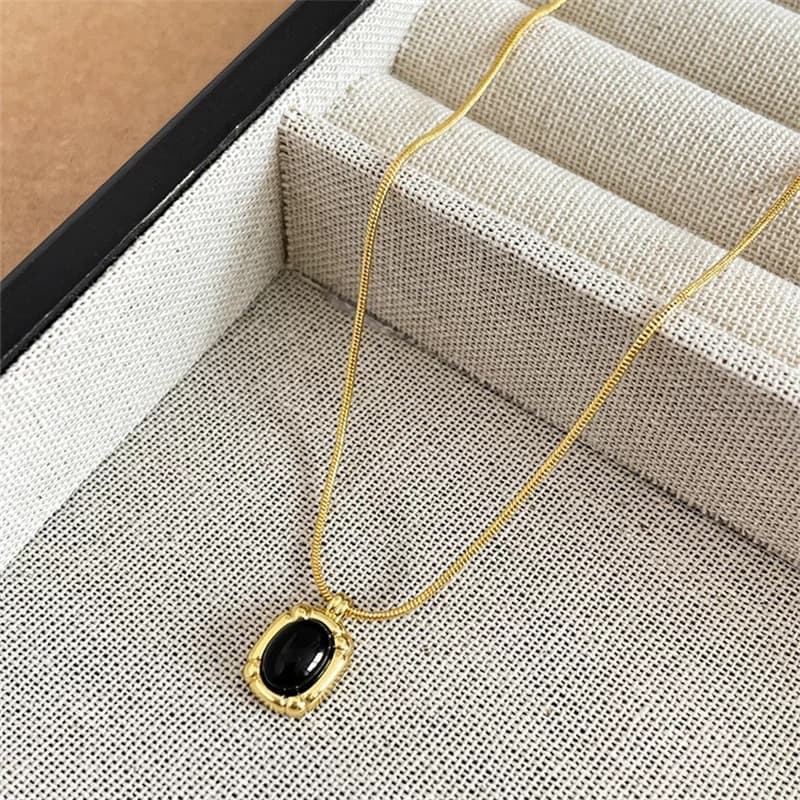 ゴールドアクセサリー 上品なオーバル宝石のネックレス