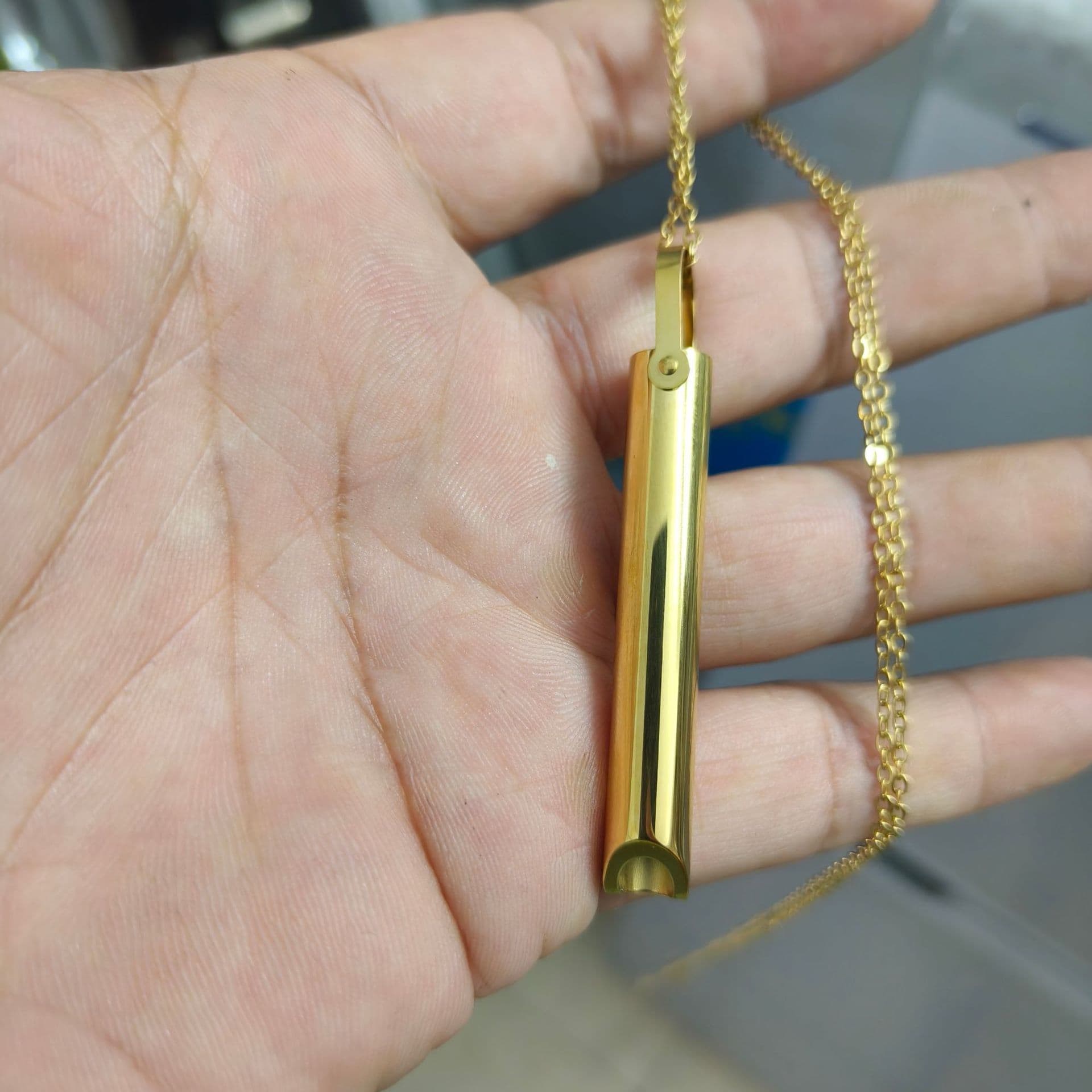 ゴールドアクセサリー 上質な筒形ネックレス