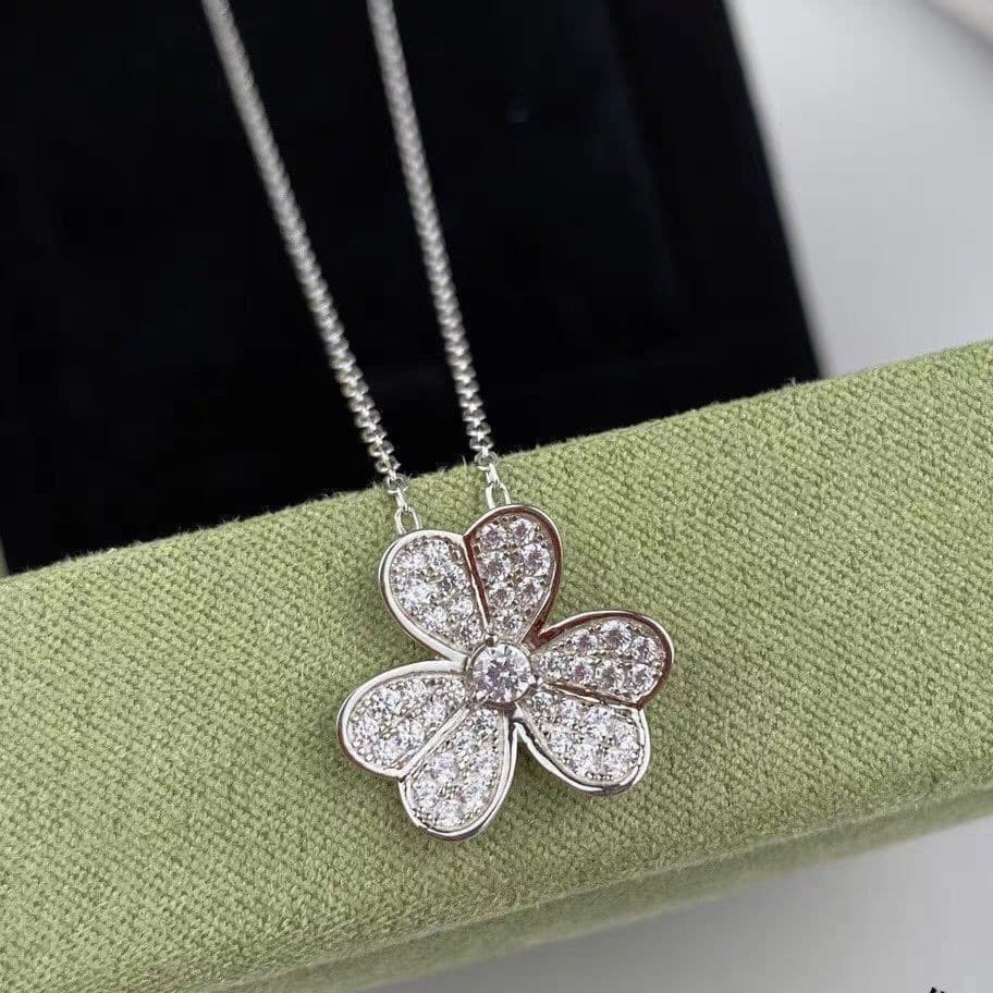 ゴールドアクセサリー 上品な花びらダイヤモンドネックレス