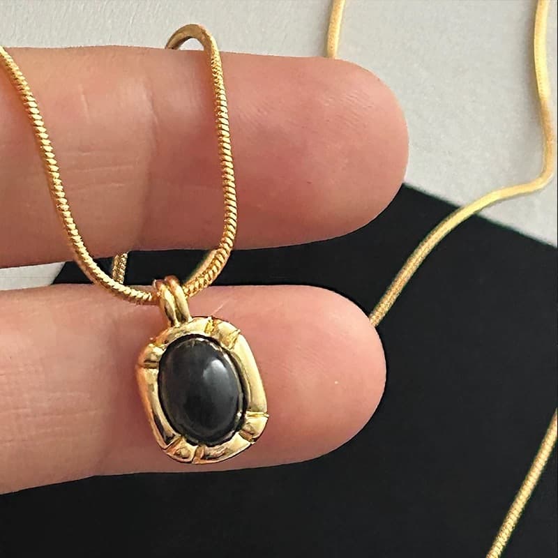 ゴールドアクセサリー 上品なオーバル宝石のネックレス