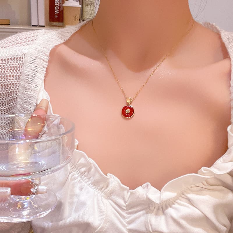 ゴールドアクセサリー 上品な円形宝石ネックレス