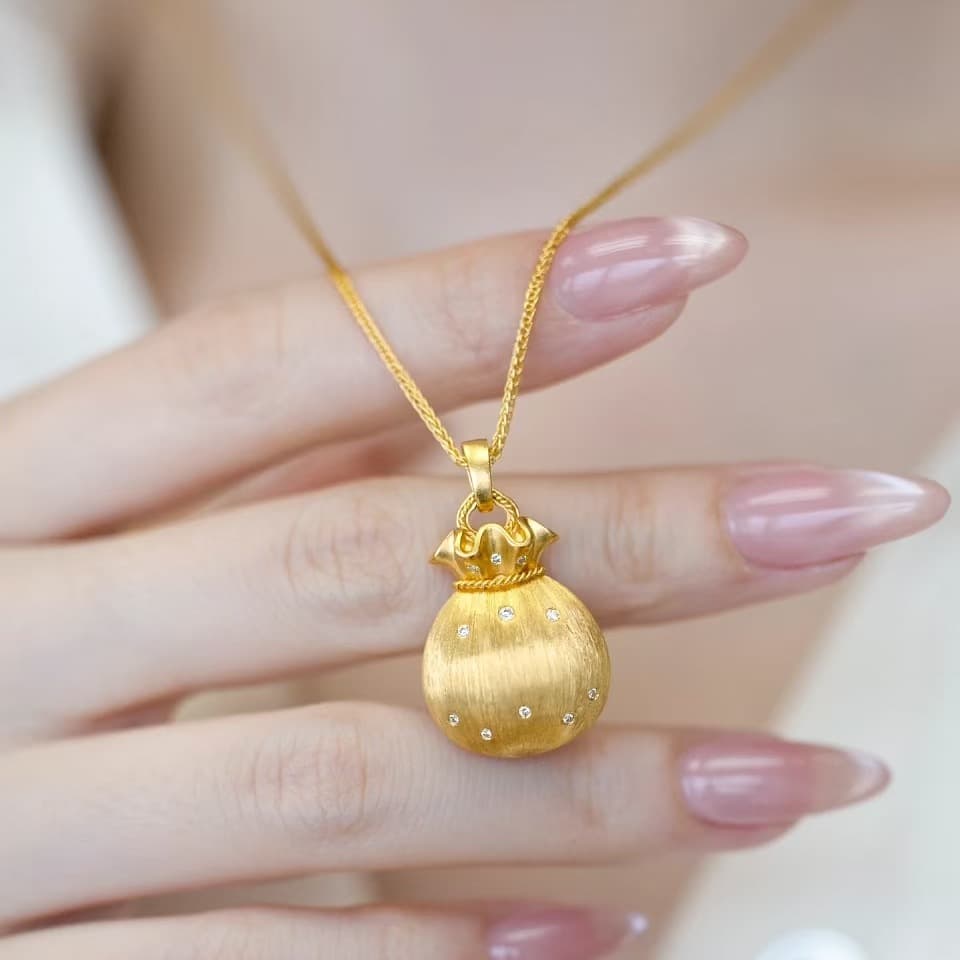ゴールドアクセサリー 小粒ダイヤモンド付き巾着モチーフネックレス