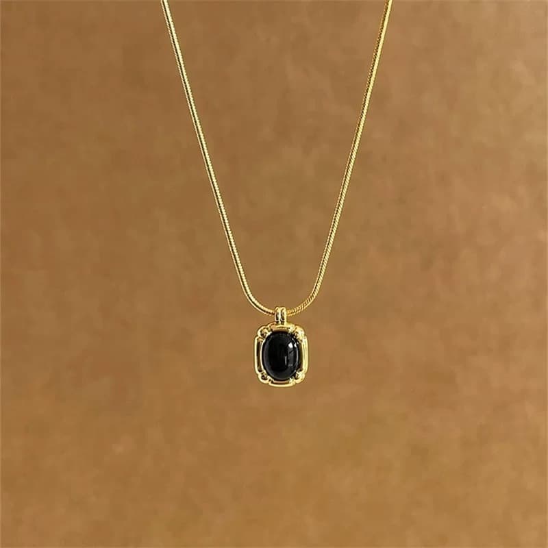 ゴールドアクセサリー 上品なオーバル宝石のネックレス