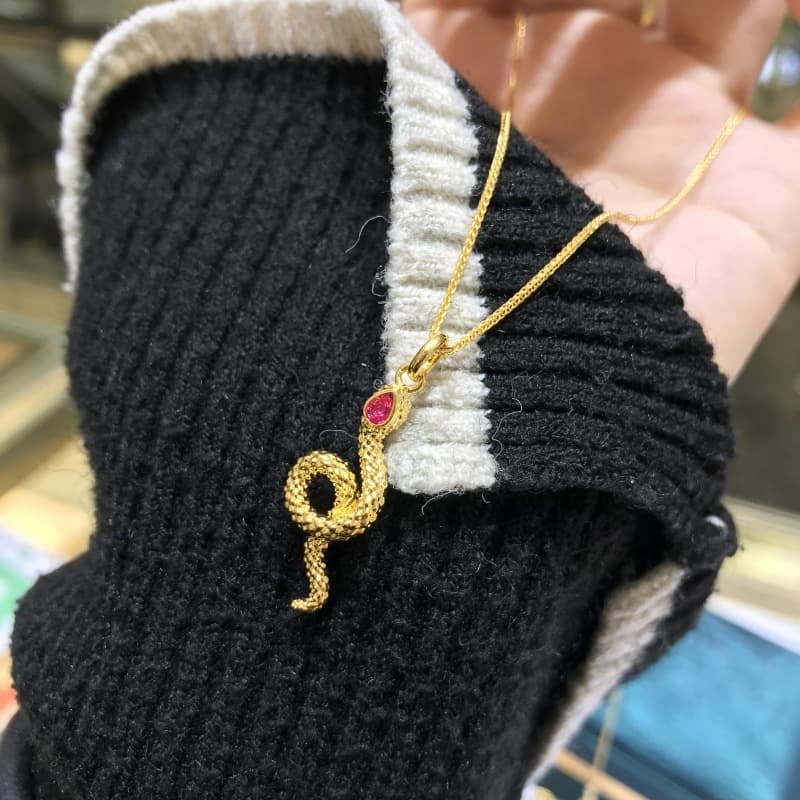 ゴールドアクセサリー 優美な蛇モチーフペンダント