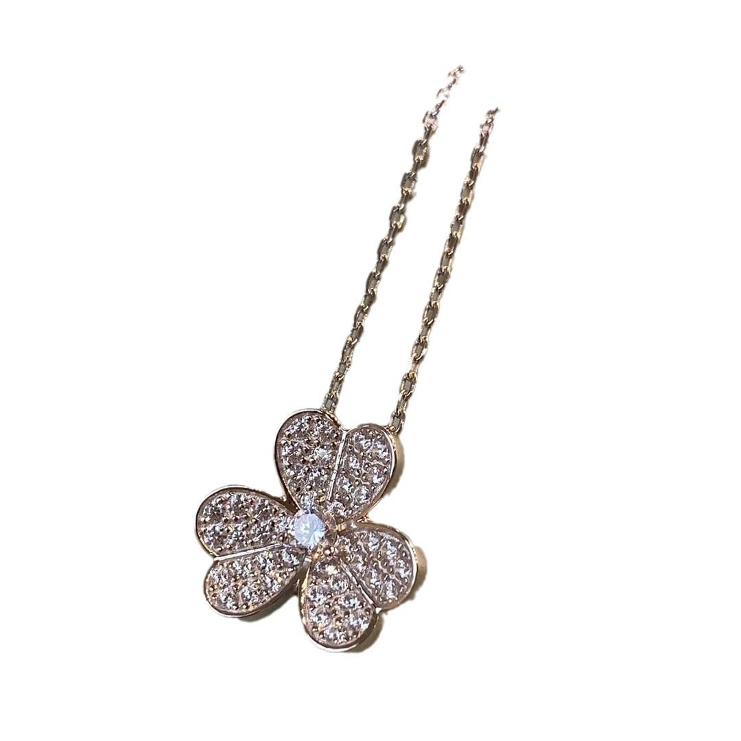 ゴールドアクセサリー 上品な花びらダイヤモンドネックレス