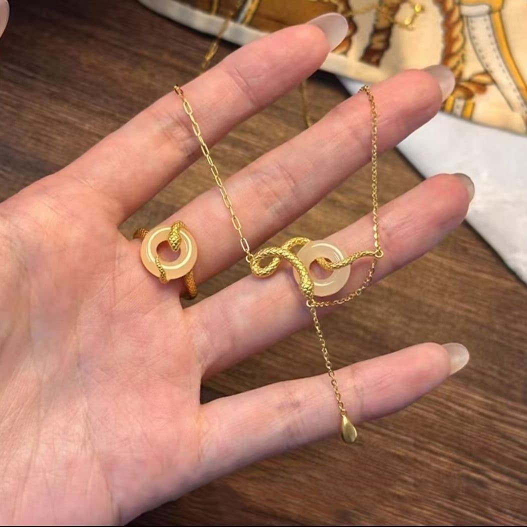 ゴールドアクセサリー 蛇モチーフ ドロップ ネックレス