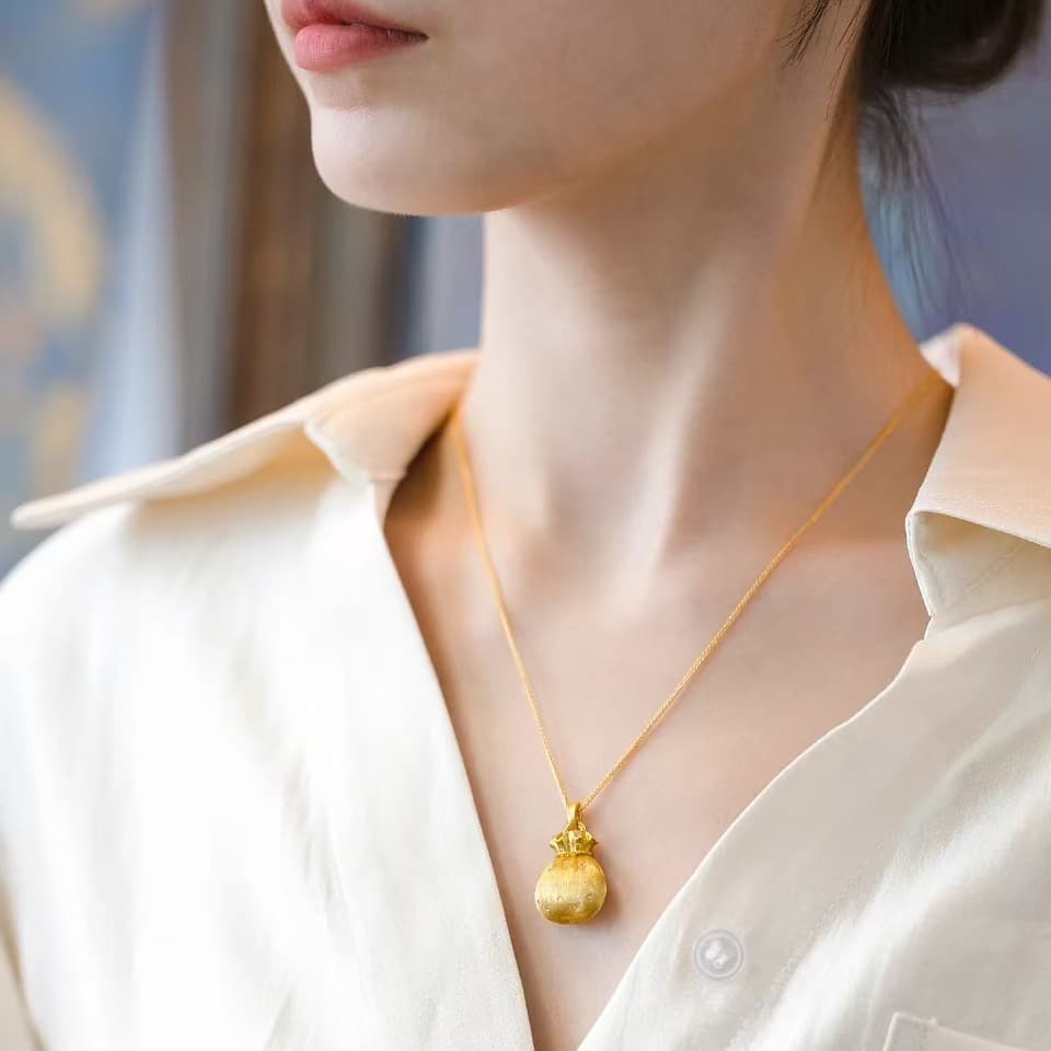 ゴールドアクセサリー 小粒ダイヤモンド付き巾着モチーフネックレス