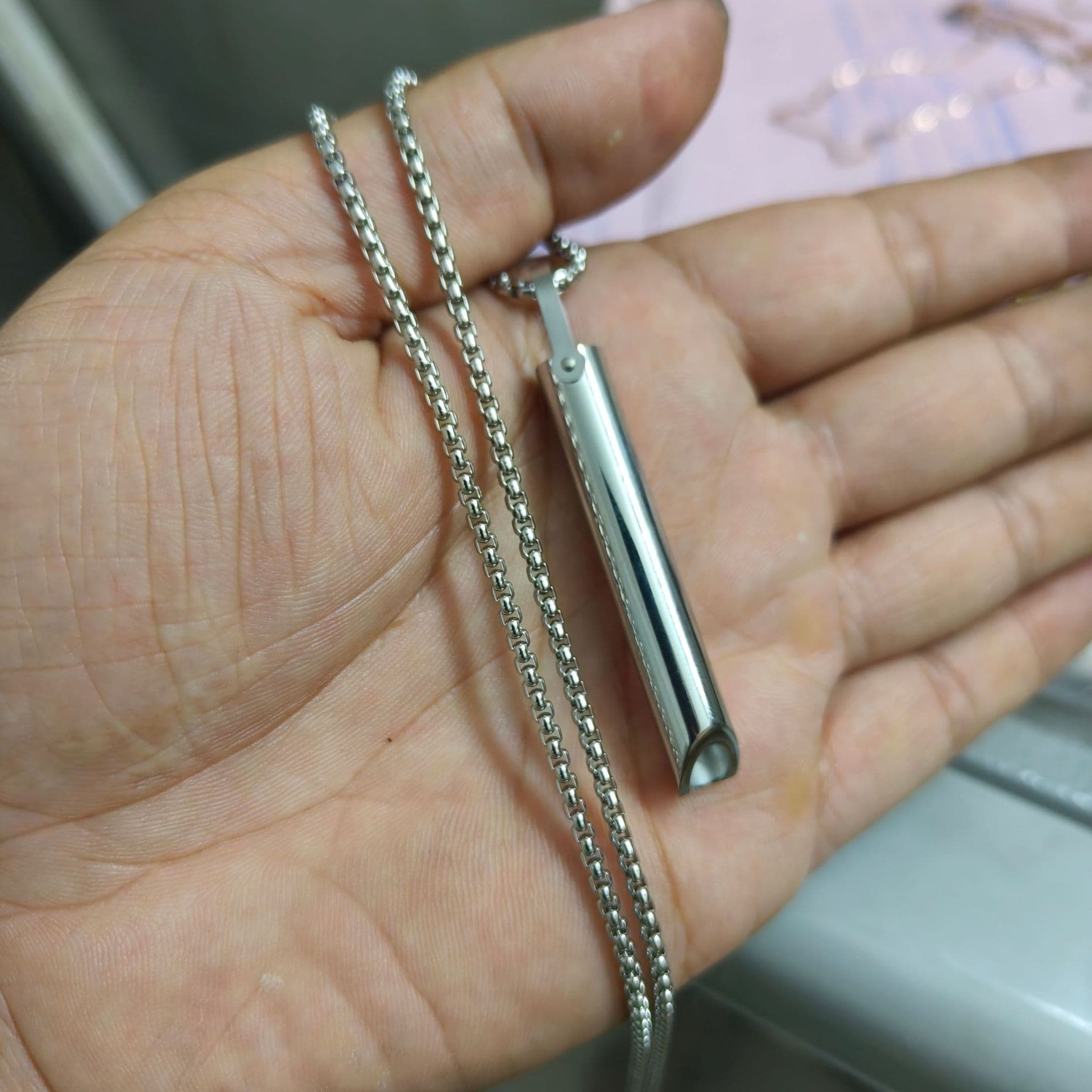 ゴールドアクセサリー 上質な筒形ネックレス
